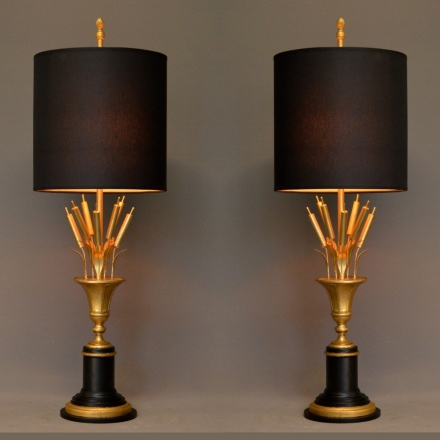 trechter schattig foto Tafellampen | Paar Lisdodde in urn tafellampen in zwart en goud - Empel  Collections